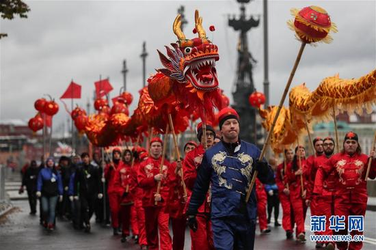 10月14日，舞龙团队参加狂欢游行。