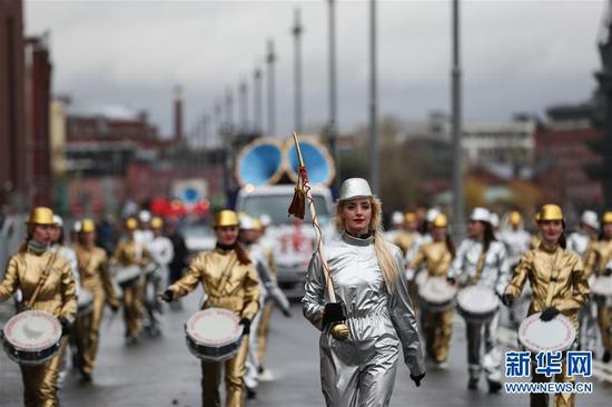 10月14日，乐队在游行中行进。