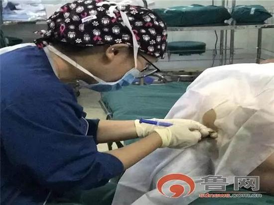 今年6月，浙江一位年仅26岁的麻醉科医生陈德灵猝死。事后，网友通过他的朋友圈，才了解到他“黑+白+黑”的辛苦工作状态。