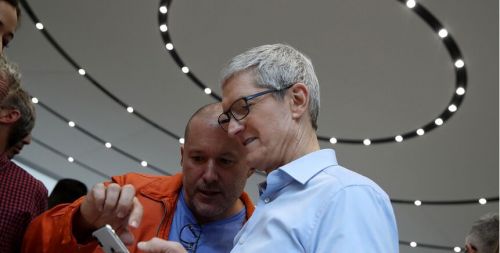 苹果首席设计官Jonathan Ive和首席执行官蒂姆·库克