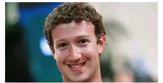 　　Facebook CEO马克·扎克伯格（Mark Zuckerberg），1984年5月14日出生在纽约附近小镇。按教规长大，13岁办了犹太教成人礼。