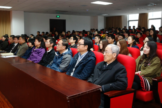 全国优秀共产党员毛二可院士（前排右一）与信息与电子学院师生共同观看党的十九大开幕会直播