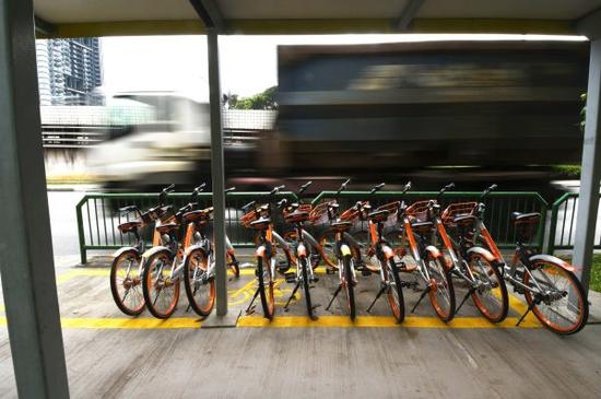 這是在新加坡拍攝的停放在規劃“格子”里的共享單車。新華社發