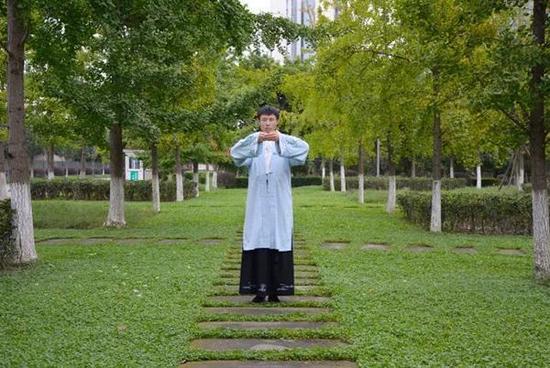 四川大二男生穿汉服出入课堂 工作会继续穿(图