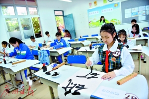 学子于宣纸上泼墨挥毫。广州日报全媒体记者王燕 摄