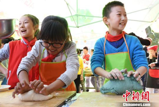 小学生体验情境教育课:现场制作本土美食|小学