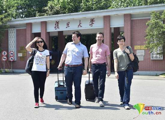 右一：英国埃克塞特大学研究员凯瑟琳·欧文；左二：匈牙利学者胡庆建。复旦发展研究院供图