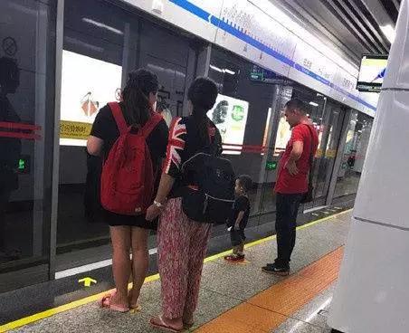 图片来源：微博@长沙警事、微博@人民网