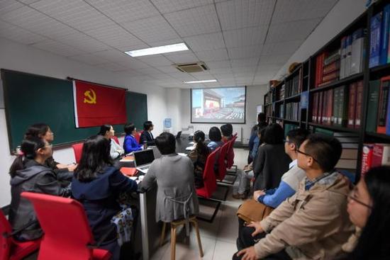 2017年10月18日，天津大学药学院组织师生收看十九大开幕式直播。新华社 图