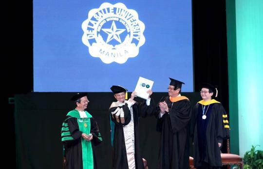 菲律宾高校向马云授予世界首个科技创业名誉博