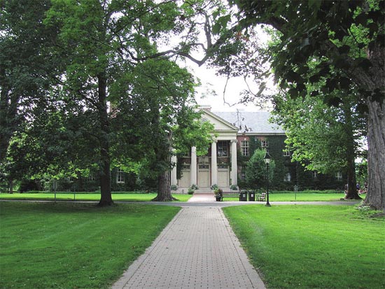 ��������˽�����е϶��ƶ���ѧԺУ԰��ɫ��