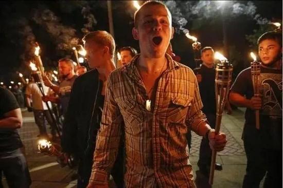 拿着火把，众多白人至上主义团体和3K党上街表达不满。（图/美联社）