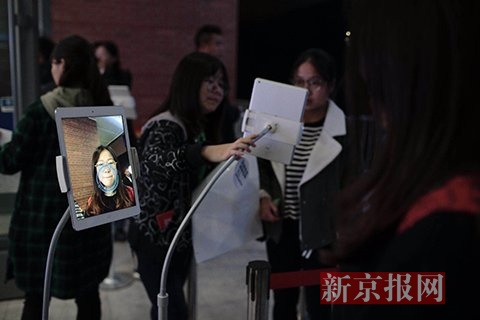 中国科学院大学的同学通过百度的人脸识别系统“刷脸”进入活动现场。