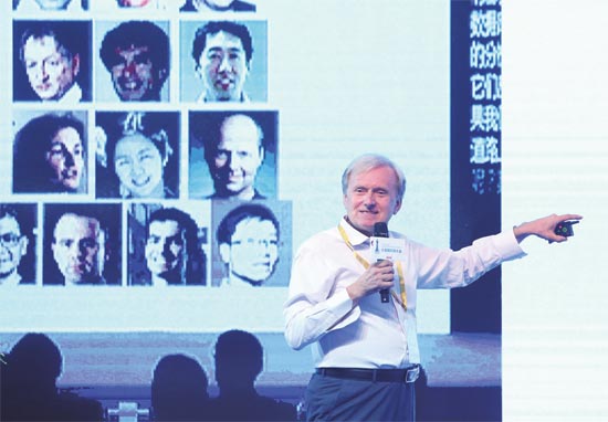 10月12日，2017年全球移动开发者大会暨人工智能高峰论坛在广州开幕， 美国硅谷人工智能研究所创始人皮埃罗·斯加鲁菲在大会上发表演讲。图片来源CFP