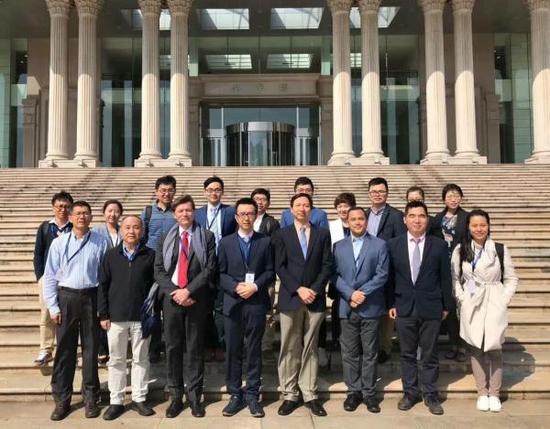 第一届泛海经济金融研讨会全体教授合影。赵博容 图