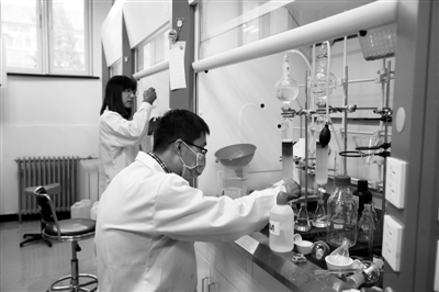 在南开大学医学国际协同创新中心,同学们正在做实验。