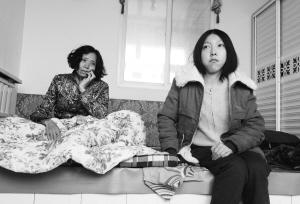 52岁的陈晓君（左）患重病，她最放心不下有腿疾的女儿。 华商晨报 图