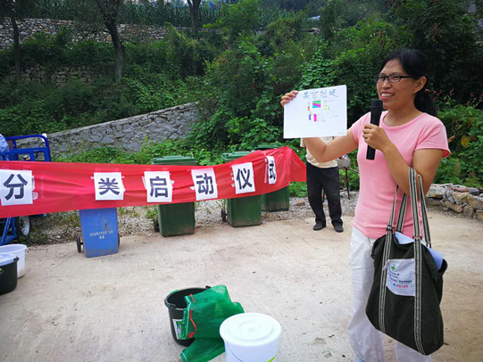 河北保定海归硕士追着垃圾跑八年 推动垃圾分