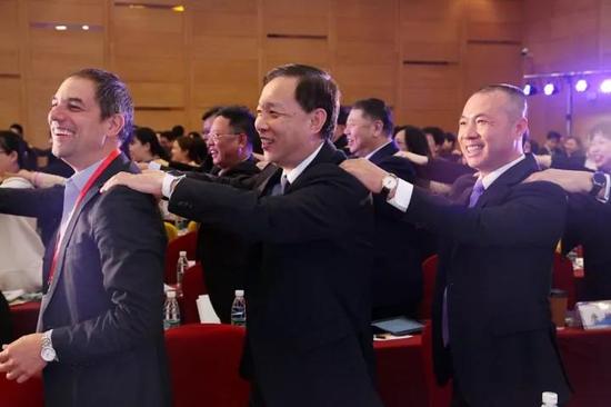 嘉宾们沉浸在下午场的互动健身操之中