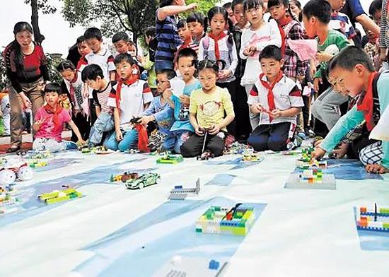 不认字就学机器人编程?揭机器人培训班水多深