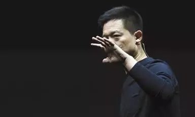 ▲ 2015年4月,贾跃亭现场讲解超级手机。新京报记者 侯少卿 摄