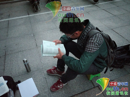 考研学生坐在小马扎上认真地学习。中国青年网通讯员 闫春旭 摄
