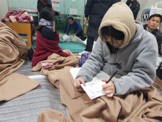 15日,韩国高考生在避难场所复习