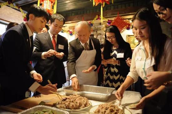 在美国首都华盛顿，中国驻美国大使崔天凯（中）与留学生代表一起包饺子