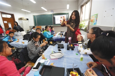 北京初中开放性科学实践活动，学生在上“非遗绢人”课程。蔡赫 摄