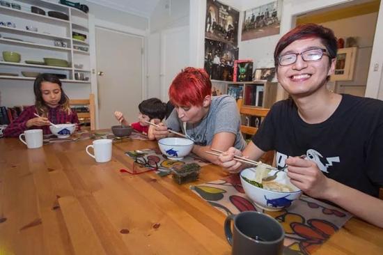 在悉尼，来自中国香港的留学生申玉中（右一）与寄宿家庭房东一家共进晚餐