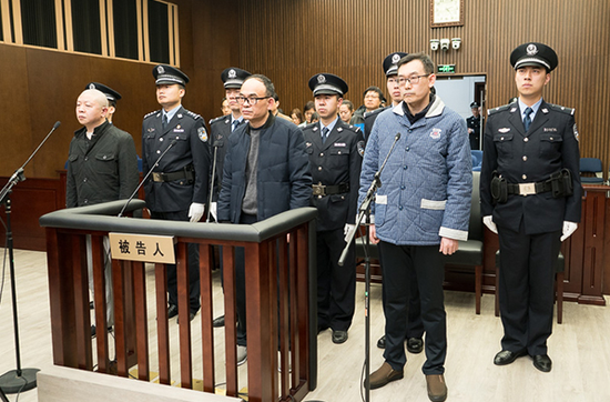 11月22日，上海第一中级人民法院，被告人江建明（右）、华东平（中）、刘更（左）等人出席庭审。 本文图片由法院供图