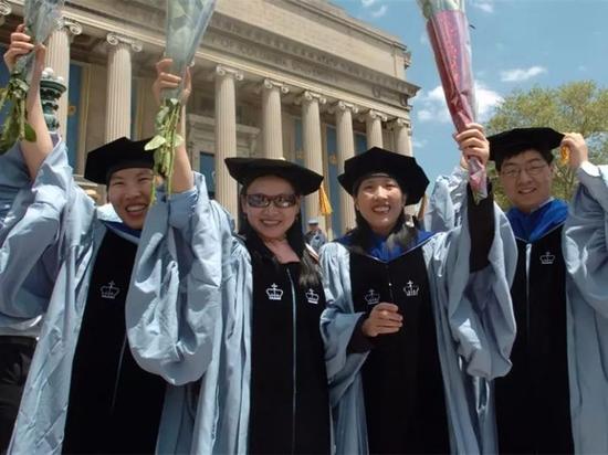中国留学生在美国哥伦比亚大学参加毕业典礼