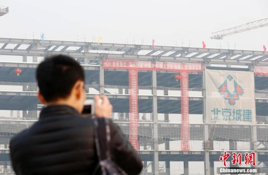 近日，北京城市副中心建设工地一派繁忙，起重机隆隆作响。中新社记者 韩海丹 摄
