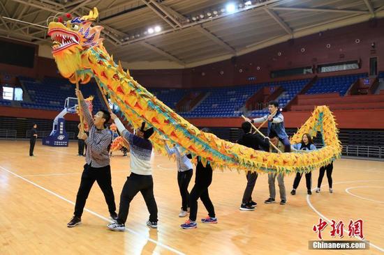 舞龙队学员们正在练习展示龙舟造型。