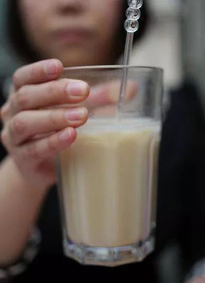 买不起麦乳精的家庭,就用鸡蛋冲奶粉取而代之
