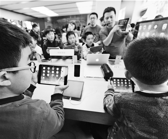 孩子们在体验编程课。新华社 资料图