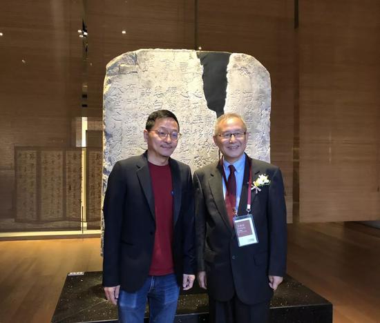林霄先生与白谦慎院长在碑前合影留念 图片来源:香港近墨堂书法研究基金会林霄先生与白谦慎院长在碑前合影留念 图片来源:香港近墨堂书法研究基金会