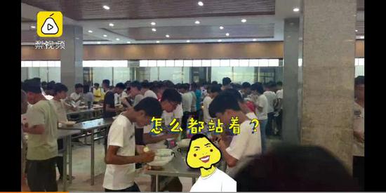 8月26日中午，河南睢县高中食堂内学生站着吃午饭。图片/梨视频截屏