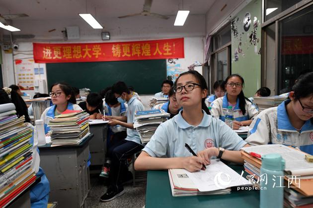 晚自习课上，高三毕业班的学生们在教室里认真自习，做高考前的冲刺。人民网 时雨/摄