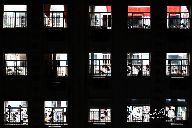 晚自习时间，南昌市新建二中毕业班的教学楼灯火通明，学生们正在上晚自习。人民网 时雨/摄