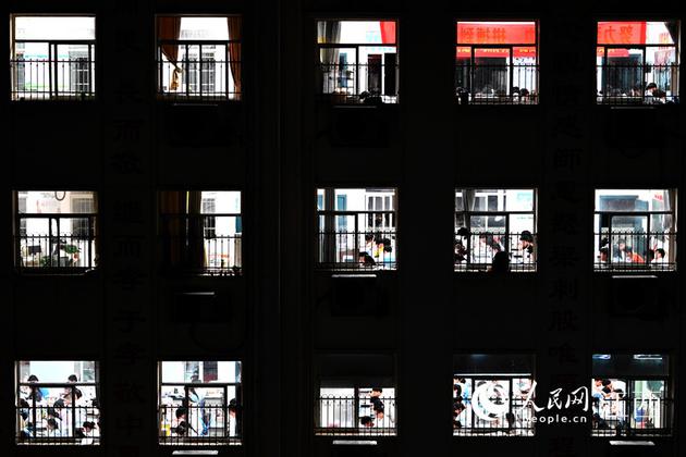 晚自习时间,南昌市新建二中毕业班的教学楼灯火通明,学生们正在上晚自习。人民网 时雨/摄
