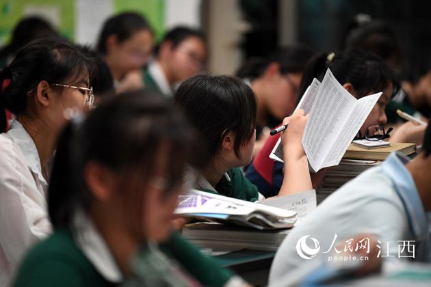 晚自习课上，高三毕业班的学生们在教室里认真自习，做高考前的冲刺。人民网 时雨/摄