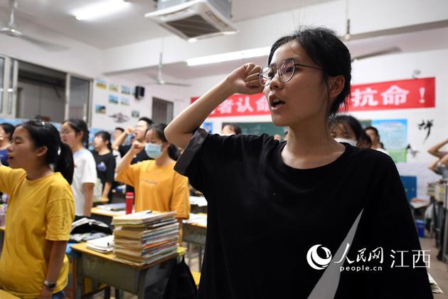 上晚自习前,毕业班的学生们喊口号,为自己加油鼓劲,同时在呐喊中释放压力。人民网 时雨/摄