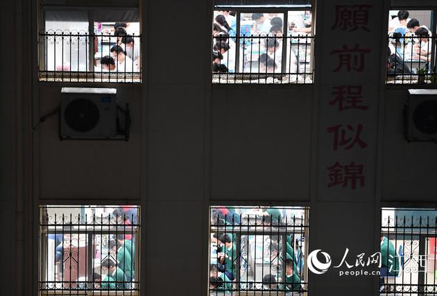 晚自习时间,南昌市新建二中毕业班的教学楼灯火通明,学生们正在上晚自习。人民网 时雨/摄