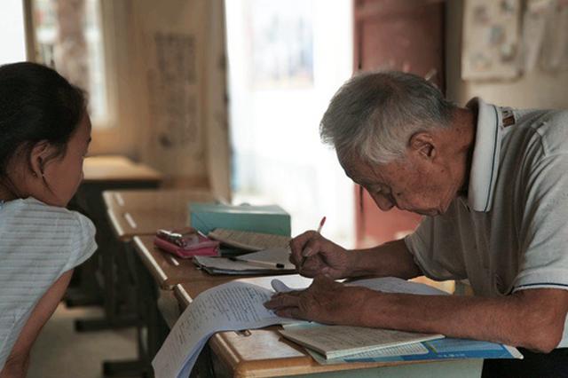 2018年9月23日，叶连平在辅导学生。中国青年报·中青在线记者 胡宁/摄