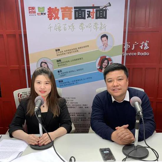 海外留学专家 王丽(左) 海外教育观察员 ?#24895;眨?#21491;