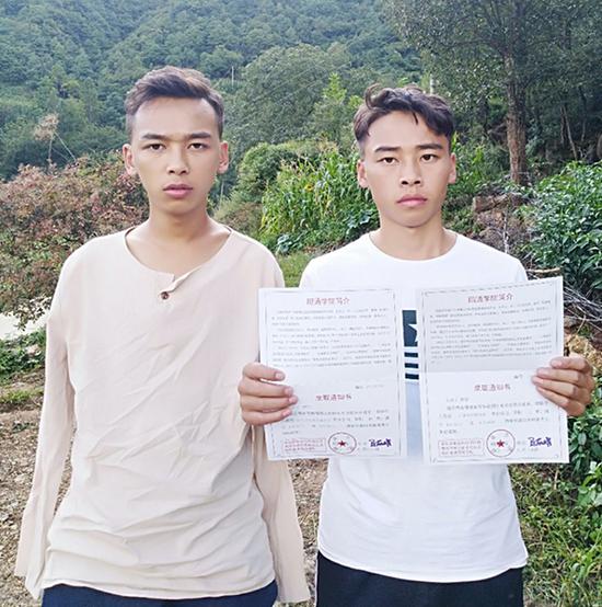 吴建智（图右）和哥哥吴建早，二人已同被昭通学院录取 本文图均为受访者供图