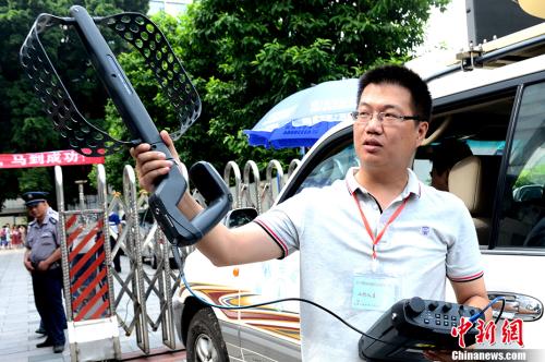 资料图:2016年6月7日,福州市普通高校招生考试无线电监测联合行动小组,派出技术人员、移动监测车对福州市区各考点开展无线电监测、监听,保障高考公平、公正地进行。 刘可耕 摄