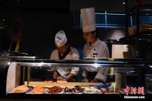 中国女孩学习制作日本料理。 图片源于中国新闻网