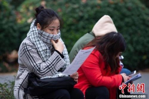 考生在南京林业大学考点等候进场时复习。中新社发 苏阳 摄